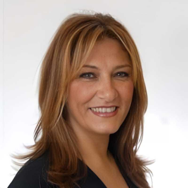 Portrait of Mernaz, a professional stylist at Panico Salon & Spa, showcasing their expertise and style.